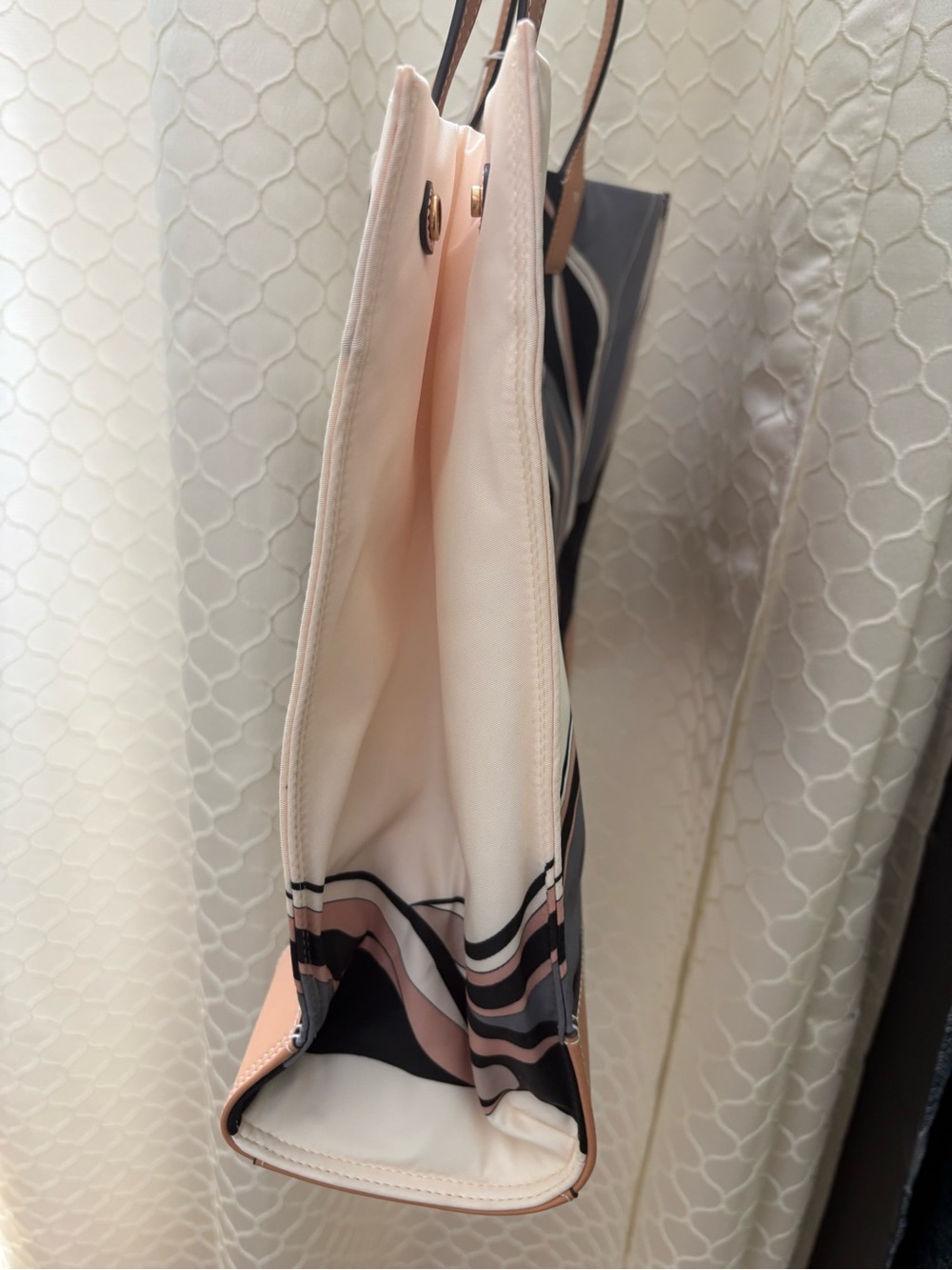 NWT Tory Burch Ella Printed Tote
Neutral Tulip Swirl/ 002
OS - Picture 4 of 5